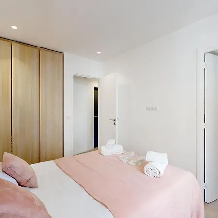 155 Georges - Superbe à * Parigi